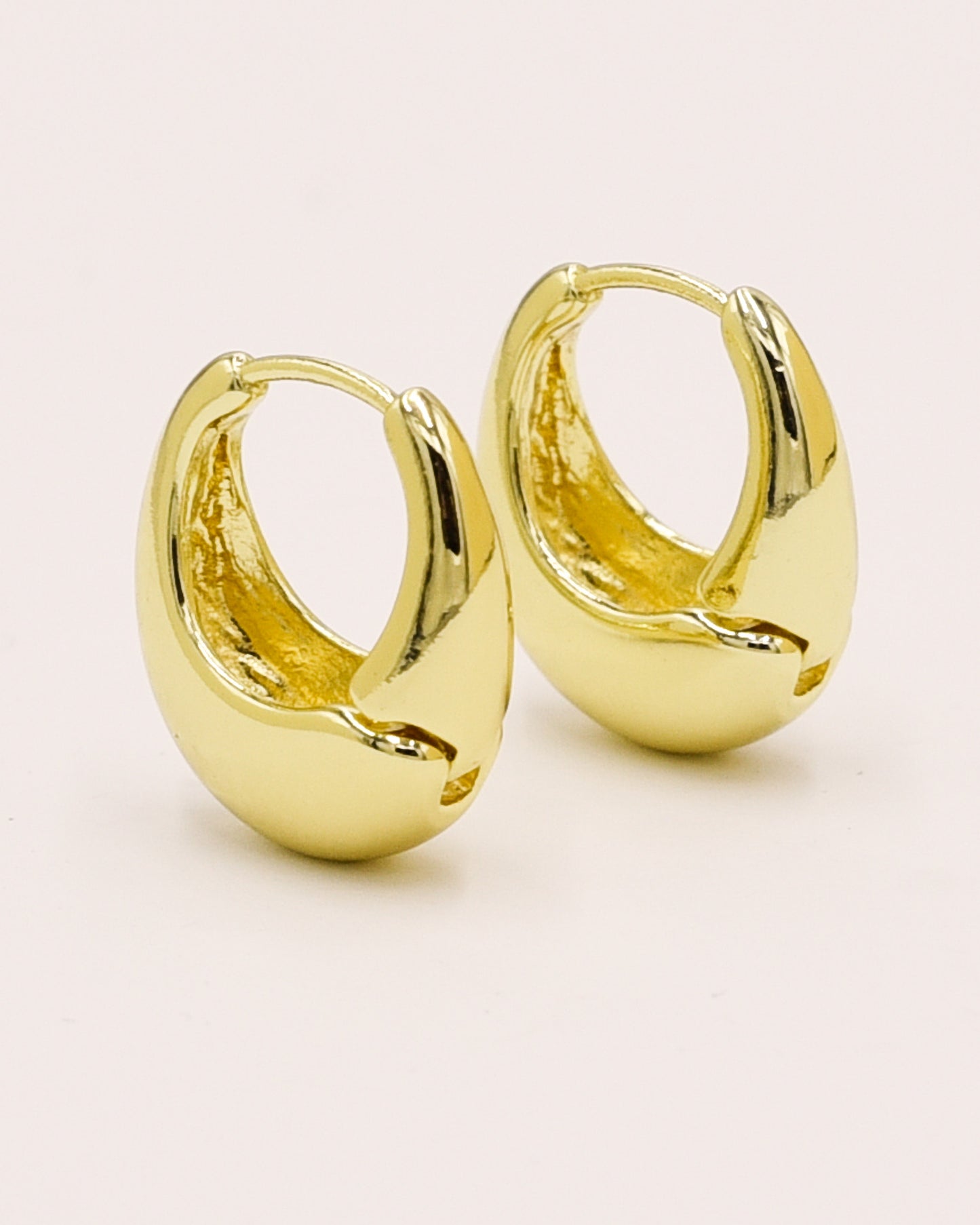 Petites boucles d'oreilles ovales plaquées or 14 carats